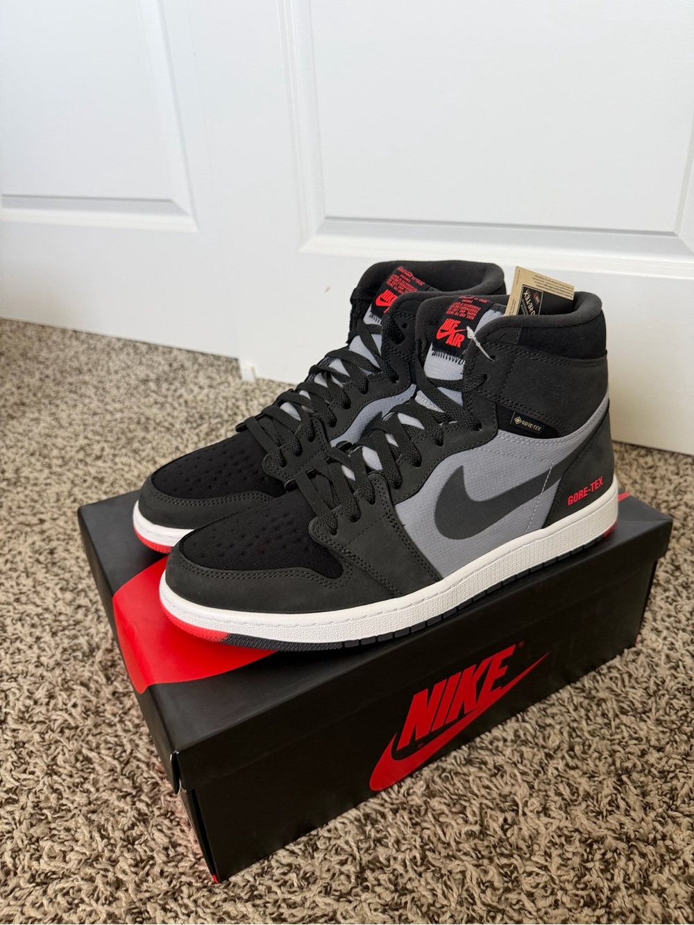 NIB Air Jordan High 1 GORE-TEX ‘Black infrared’
